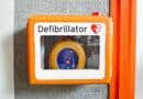 Gru­ßen­dorf erhält Defi­bril­la­tor als Spende
